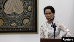 Pemimpin de facto Myanmar Aung San Suu Kyi dalam konferensi pers di Naypyitaw, Myanmar, 22 Mei 2016 (Foto: dok). 
