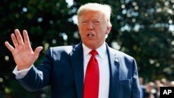 ប្រធានា​ធិបតីសហរដ្ឋ​អាមេរិក លោក​ ដូណាល់ ត្រាំ ថ្លែង​ទៅ​កាន់​អ្នក​សារព័ត៌មាន​នៅ​លើ​វាល​ស្មៅ នៃ​សេត​វិមាន កាលពី​ថ្ងៃ​សុក្រ ទី​៩ ខែ​សីហា ២០១៩។