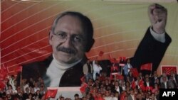 “Jumhuriyat Xalq” oppozitsion partiyasi "Adolat va Taraqqiyot" partiyasini hokimiyatdan tushirishga bel bog'lagan. Lekin ommaviy so'rovlar ko'pchilik amaldagi partiya tomonda ekanini ko'rsatmoqda.