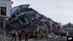 Во војната загинале над 47.000 Палестинци, според локалните здравствени власти, кои не кажуваат колку од тие жртви биле милитанти. Булдожер расчистува урнатини во северните делови на Газа, 25 јануари, 2025