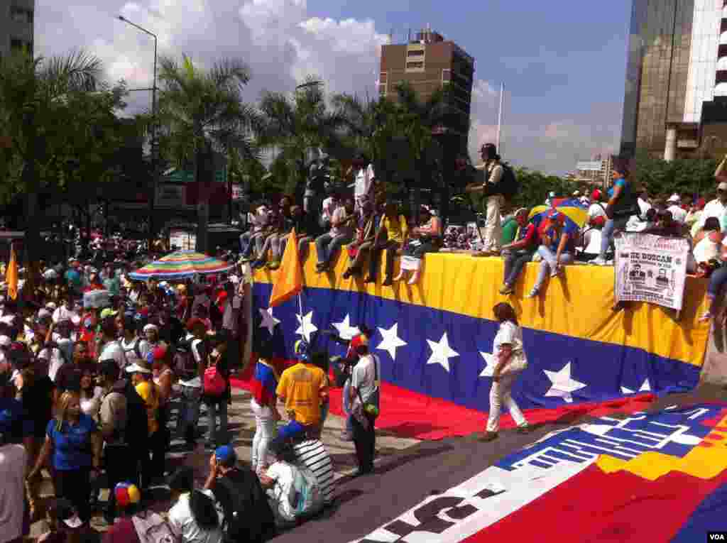 Opposition supporters march in Caracas against President Nicolas Maduro, Oct. 26, 2016. (A. Algarra/VOA)