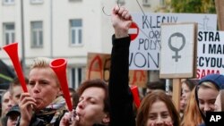 Manifestation contre une proposition de loi visant une interdiction totale de l'avortement, à Varsovie, en Pologne, le 3 octobre 2016. (AP Photo/Czarek Sokolowski)