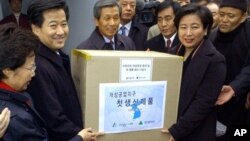 지난 2004년 12월 북한 개성공단에서 한국 기업의 첫 제품이 생산됐다. 정동영 당시 한국 통일부 장관(왼쪽)과 현정은 현대그룹 회장이 제품 상자를 들고 있다.