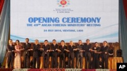 Para Menlu ASEAN berpose pada pembukaan forum ASEAN di Laos, Minggu (24/7). 