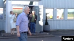Džulijan Asanž ide ka avionu. (Foto: Skrinštot sa videa sa datumom 25. jun 2024. @wikileaks" via X/Handout via REUTERS) 