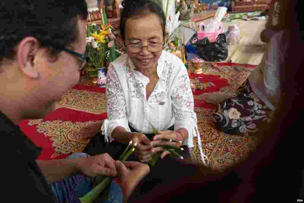  អ្នកស្រី​អ៊ុក ស្រីទូច ជា​​បុគ្គលិកមន្ទីរពេទ្យជ័យជំនះ​ តែចេះជំនាញ​រៀបបាយសី​ពី​ម្តាយ​ បានបង្ហាត់យុវជន​ពីរបៀបធ្វើ​បាយ​សី​នៅក្នុងកម្មវិធី​ «បុណ្យភូមិ», នៅរាជ​ធានីភ្នំពេញ, នៅថ្ងៃទី០៦ ខែមេសា ឆ្នាំ២០១៩។ (ខាន់ សុគុំមនោ/VOA)