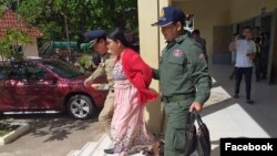 រូប​ឯកសារ៖ អ្នកស្រី ​ប៉ែន មុំ ​ដែល​ជា​សមាជិក​ក្រុម​ប្រឹក្សា​ឃុំ​កណ្តាល​  ស្រុក​ទឹកឈូ ​ខេត្ត​កំពត​ ត្រូវ​បាន​តុលាការ​ខេត្ត​កំពត​ក៏​បាន​សម្រេច​ផ្ដន្ទាទោសឲ្យ​ជាប់​ពន្ធនាគារ​៥​ឆ្នាំ​ពី​បទ​«រួម​គំនិត​ក្បត់» កាល​ពី​ថ្ងៃ​ទី៩ ខែកញ្ញា ឆ្នាំ​២០២០។ (រូបថត​ពី Facebook Mesa Love Lyma)