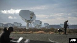Système de radio-télescope à 64 plateaux à Carnarvon, Afrique du Sud, le 13 juillet 2018 .