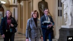 낸시 펠로시(가운데) 연방하원의장이 23일 1조 7천억 달러 규모의 예산 지출안에 대한 표결 후 의회를 떠나고 있다.
