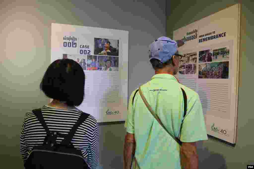 ​​អ្នក​ចូល​ទស្សនាការ​តាំង​ពិព័រណ៍ក្រោម​ប្រធាន​បទ &#171;៤០ឆ្នាំ៖ ការ​ចង់​ចាំ​ជន​រង​គ្រោះ ស-២១&#187; ត្រូវ​បាន​ធ្វើ​ឡើង​នៅ​សារ​មន្ទីរ​ឧក្រិដ្ឋ​កម្ម ប្រល័យ​ពូជ​សាសន៍​ទួល​ស្លែង កាល​ពី​ថ្ងៃ​ចន្ទ​ ទី​១៩ ខែ​សីហា កន្លង​​ទៅ​នេះ។ (ណឹម សុភ័ក្រ្តបញ្ញា/VOA)