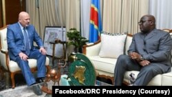 Procureur ya CPI (Cour pénale internationale) Karim Khan (G) na mokonzi ya RDC Félix Tshisekedi (D) na Cité de l’Union africaine, Kinshasa, 25 sanza ya mibale 2025. (Facebook/Présidence RDC)