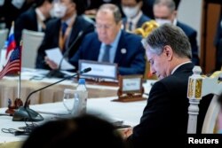 Menteri Luar Negeri AS Antony Blinken dan Menteri Luar Negeri Rusia Sergei Lavrov menghadiri pertemuan Menteri Luar Negeri ASEAN East Asia Summit di Hotel Sokha di Phnom Penh, Kamboja, Jumat, 5 Agustus 2022. (Foto: Reuters/Andrew Harnik)