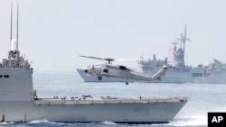 지난 2018년 타이완군 훈련 도중 페리급 호위함에서 S70 헬리콥터가 이륙하고 있다. (자료사진)