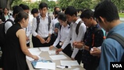 សិស្ស-និស្សិត​ជាប់​និទ្ទេស A ក្នុង​ឆ្នាំ២០១៦ កំពុង​ស្វែងយល់​ពី​ចំណេះដឹង​ និង​ឱកាស​សិក្សា​នៅ​សហរដ្ឋ​អាមេរិក​ក្នុង​ពិព័ណ៌​ការសិក្សា​នៅ​សហរដ្ឋ​អាមេរិក នៅ​ថ្ងៃទី៣០ ខែតុលា ឆ្នាំ២០១៦។ (កាន់ វិច្ឆិកា/VOA)