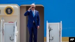 조 바이든 미국 대통령이 17일 워싱턴 인근 앤드루스 공군기지에서 G7 정상회의가 열리는 일본 히로시마로 향하는 전용기에 오르고 있다. 