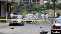 Ahli forensik polisi memeriksa lokasi ledakan bom mobil dekat fasilitas militer di Istanbul (12/5). (Reuters/Yagiz Karahan)
