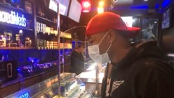 Wani yana zaben abinda yake bukata a dakin maganin tabar wiwi (AP Photo)