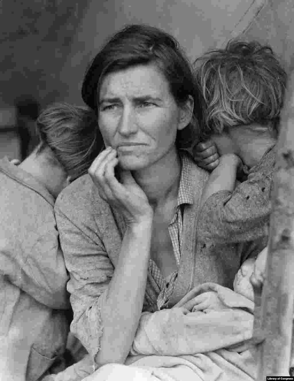 &quot;Migrant ona&quot;. Doroteya Lang olgan surat. Kaliforniya, 1936-yil. Amerikalik suratkash, fotojurnalist Doroteya Lang Buyuk tushkunlik davrini mohirona tasvirga tushirgan. U hujjatli fotografiya rivojiga qo&#39;shgan hissasi bilan tanilgan.