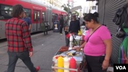 Guadalupe Santiago, ibu dua orang anak, berjualan hot dogs di pinggir jalan di kota Los Angeles, California. (Arturo Martinez/VOA)