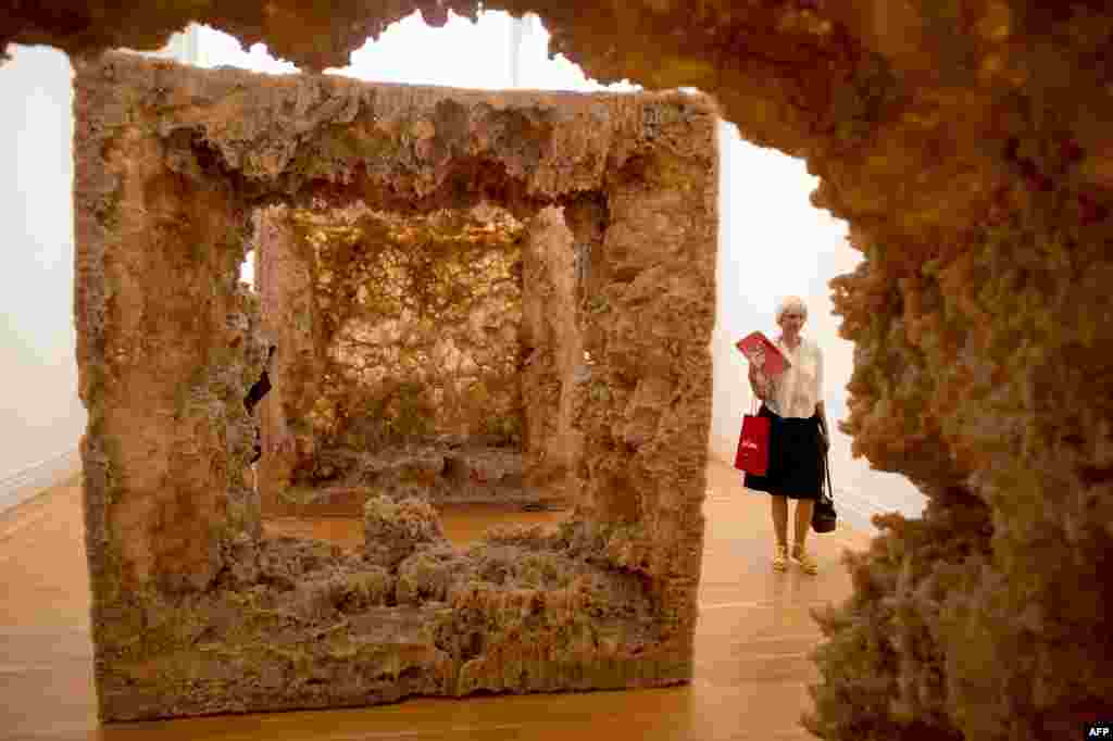 Pengunjung terlihat melalui instalasi &quot;Resin&quot; dalam pameran&nbsp; &quot;Kapoor di Berlin&quot; di museum Martin Gropius Bau di Berlin pada tanggal 17 Mei 2013.