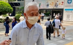 前立法会议员梁耀忠7月23日就去年六四未经批准集结案到区域法院应讯，他与同案被告壹传媒创办人黎智英计划不认罪（美国之音/汤惠芸）