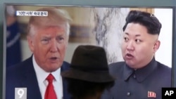 Seorang pria sedang memperhatikan siaran televisi yang menampilkan gambar Presiden Donald Trump (kiri) dan Pemimpin Korea Utara Kim Jong Un di Stasiun Kereta Seoul di Seoul, Korea Selatan. (Foto: dok).