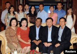 ក្រុមគ្រួសារ​លោកនាយករដ្ឋមន្ត្រី​ ហ៊ុន សែន ថត​រូប​ជាមួយ​អតីត​នាយករដ្ឋមន្ត្រី​ថៃ​លោក Thaksin Shinawatra និង​លោក Somchai Wongsawat កាល​ពី​ថ្ងៃ​ទី​១០ ខែ​វិច្ឆិកា ឆ្នាំ​២០០៩។