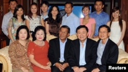 ក្រុមគ្រួសារ​លោក​នាយករដ្ឋមន្ត្រី ហ៊ុន សែន រួម​ទាំង​លោក ហ៊ុន ម៉ាណែត​ ថត​រូប​ជាមួយ​អតីត​នាយករដ្ឋមន្ត្រី​ថៃ​ថាក់ស៊ីន ស៊ីណាវ៉ាត្រ កាល​ពី​ថ្ងៃ​ទី​១០ ខែ​វិច្ឆិកា ឆ្នាំ​២០០៩ នៅ​គេហដ្ឋាន​របស់​លោក​​ហ៊ុន សែន ក្នុង​រាជធានី​ភ្នំពេញ។