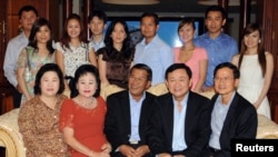 គ្រួសារ⁣​លោក​នាយក​រដ្ឋមន្ត្រី​ហ៊ុន សែន​ និង⁣លោកថាក់ស៊ីន ស៊ីណាវ៉ាត់។ Reuters