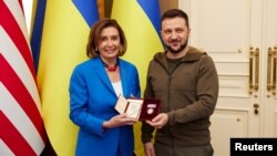 Ketua DPR Amerika, Nancy Pelosi dan Presiden Ukraina Volodymyr Zelenskiy dalam pertemuan di Kyiv, Ukraina Minggu (1/5). 