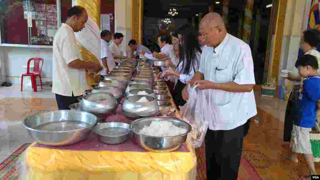ពុទ្ធសាសនិក​រាប់​បាត​នៅ​ក្នុង​វត្ត​សំពៅមាស ក្នុង​រាជធានី​ភ្នំពេញ នៅ​ថ្ងៃ​កាន់​បិណ្ឌ​ទី៥ នៅ​ថ្ងៃទី២១ ខែកញ្ញា ឆ្នាំ២០១៦។ (ប៊ុន ប៉េងហ៊ុយ/VOA)