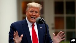 도널드 트럼프 미국 대통령이 14일 백악관 로즈가든에서 코로나바이러스 태스크포스(TF) 브리핑을 하고 있다. 