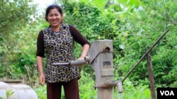 ពលរដ្ឋរស់នៅ​ក្នុង​ឃុំ​ស្វាយភ្លើង អ្នកស្រី ហ៊ុំ វួចលី អាយុ​៤៦ឆ្នាំ កំពុង​សប់ទឹក​អណ្តូង​សម្រាប់​ប្រើប្រាស់ កាល​ពីថ្ងៃ​ទី​១៣ ខែកក្កដា ឆ្នាំ២០១៧។ (ស៊ុន ណារិន/VOA)