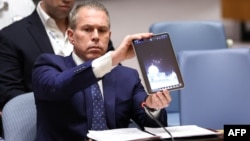 បេសកជន​អ៊ីស្រាអែល​នៅ​អង្គការ​សហប្រជាជាតិ​ លោក ​Gilad Erdan បង្ហាញ​វីដេអូ​នៃ​ការ​វាយប្រហារ​ដោយ​ដ្រូន​និង​មីស៊ីល​មក​លើ​ប្រទេស​អ៊ីស្រាអែល​ ក្នុង​កិច្ចប្រជុំ​របស់​ក្រុមប្រឹក្សាសន្តិសុខ​អង្គការ​សហប្រជាជាតិ នៅទីក្រុងញូវយ៉ក កាលពីថ្ងៃទី១៤ ខែមេសា ឆ្នាំ២០២៤។