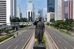 Foto yang menunjukkan jalan-jalan yang sebagian sepi di Jakarta pada 3 Juli 2021, karena Ipemerintah memberlakukan PPKM karena varian Delta. (Foto: AFP/Bay ismoyo)