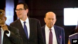 Le Secrétaire américain au Trésor Steven Mnuchin (G) et le secrétaire au Commerce Wilbur Ross quittent leur hôtel à Beijing, le 4 mai 2018.