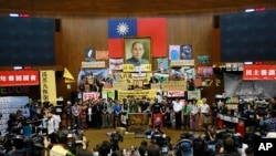 台湾与中国的服贸协议曾引发“太阳花学运”，抗议者占领立法院。（美联社资料图）