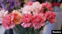 ช่อดอกไม้กินได้จากร้าน Fleurivore ในกรุงปารีส ฝรั่งเศส (Reuters)