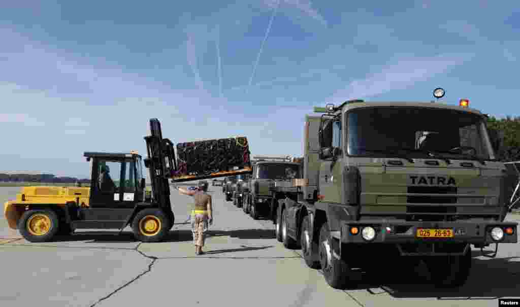 Chex va kanadalik askarlar Iroq uchun mo&#39;ljallangan o&#39;q-dorini samolyotga yuklamoqda, Pardubitse aeroporti, Chex Respublikasi, 18-sentabr, 2014-yil. 