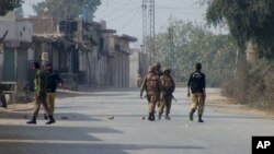 Pasukan keamanan Pakistan melakukan penjagaan keamanan pasca serangan militan di Waziristan Utara (foto: ilustrasi). 