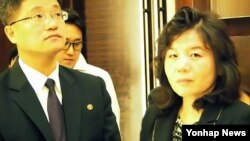 지난해 9월 중국 다롄에서 열린 동북아협력대화에 참석한 최선희 북한 외무성 미국국 부국장(오른쪽).