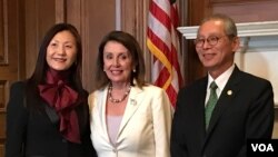 美国众议院议长佩洛西（中）在《台湾关系法》40周年酒会与台湾驻美代表高硕泰夫妇合影（美国之音钟辰芳拍摄）