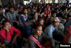 រូបឯកសារ៖ កម្មករ​កម្មការិនី​ខ្មែរង់ចាំ​ធ្វើ​ឯកសារ​ដើម្បី​វិល​ត្រឡប់​ទៅ​កាន់​ប្រទេស​កម្ពុជា នៅ​ស្ថានីយ៍​មួយ​នៅ​ខេត្ត​ស្រះកែវ ប្រទេស​ថៃ កាលពី​ថ្ងៃទី១៤ ខែមិថុនា ឆ្នាំ២០១៤។