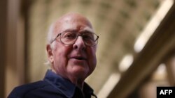 Britanski fizičar Peter Higgs, dobitnik Nobelove nagrade za fiziku, pozira za fotografije nakon što je prisustvovao konferenciji za novinare u The Playfair biblioteci, Old College, Univerzitet u Edinburgu 11. oktobra 2013.