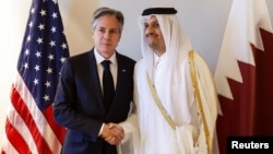 토니 블링컨 국무장관이 4일 요르단 암만의 한 호텔에서 셰이크 모하메드 빈 압둘라흐만 빈 자심 알 타니 카타르 총리 겸 외무장관과 악수하고 있다.