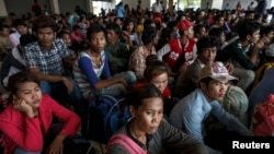 កម្មករ​​កម្ពុជា​រង់ចាំ​ឯកសារ​នៅ​ការិយាល័យ​ប៉ូលិស​ក្រុង​អារញ្ញប្រទេស (Aranyaprathet) ខេត្តស្រះកែវ​ប្រទេស​ថៃ​ ខណៈ​ដែល​​រៀប​ចំ​ត្រឡប់​ទៅ​ប្រទេស​កម្ពុជា​​វិញ​កាល​ពី​ថ្ងៃ​ទី​១៥ ខែ​មិថុនា ឆ្នាំ​២០១៤។