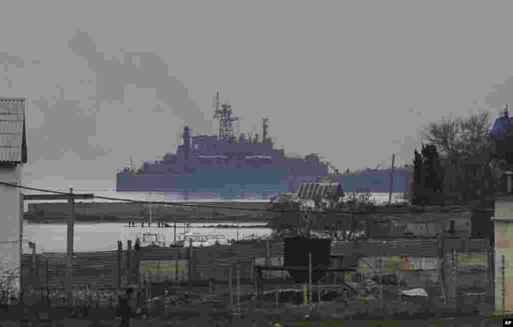 The Russian naval landing vessel &quot;Georgiy Pobedonosets&quot; enters one of the bays of Sevastopol, Ukraine, March 2, 2014.&nbsp;