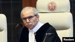 Hakim Nawaf Salam, presiden Mahkamah Internasional, memberikan pidato di ICJ pada awal sidang di Den Haag, Belanda, 16 Mei 2024. (Foto: Reuters)