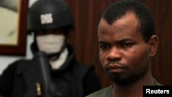 Pengadilan Nigeria hari Jumat (20/12) memvonis Kabiru Sokoto (kanan) dengan hukuman penjara seumur hidup (foto: dok). 