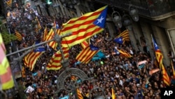 ក្រុម​អ្នក​គាំ​ទ្រ​ឯក​រាជ្យ​ប្រមូល​ផ្តុំ​គ្នា​នៅ​ជិត​ Palau Generalitat ក្នុង​ទីក្រុង Barcelona ក្រោយ​ពេល​សភា​តំបន់​ Catalonia បាន​អនុម័ត​សេចក្តី​សម្រេច​មួយ​ដែល​និយាយ​ថា​ពួកគេ​បង្កើត​រដ្ឋ​ឯករាជ្យ​ «សាធារណរដ្ឋ Catalan» កាល​ពី​ថ្ងៃទី​២៧ ខែ​តុលា។